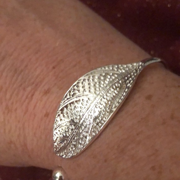 Jewelry - Beautiful silver tone leaf bangle bracelet
